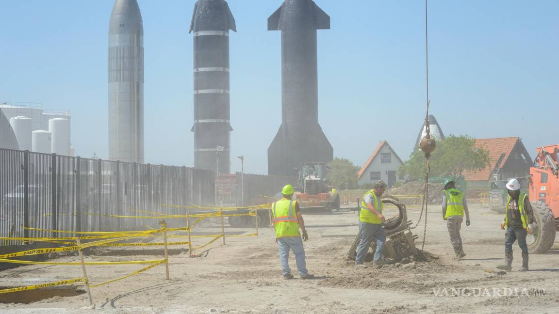 $!Tres prototipos de Starship detrás de las obras de construcción en las instalaciones de SpaceX en Boca Chica, Texas.