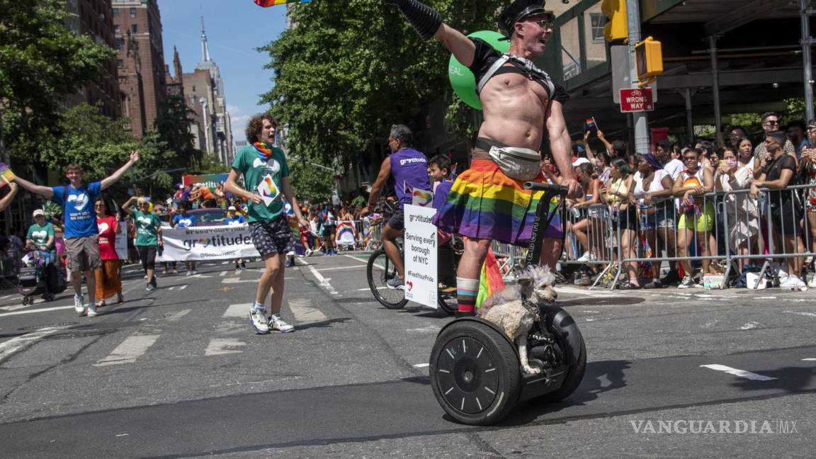 $!Un manifestante en un segway celebra a la comunidad LGBTQ+ durante la Marcha del Orgullo en Nueva York.
