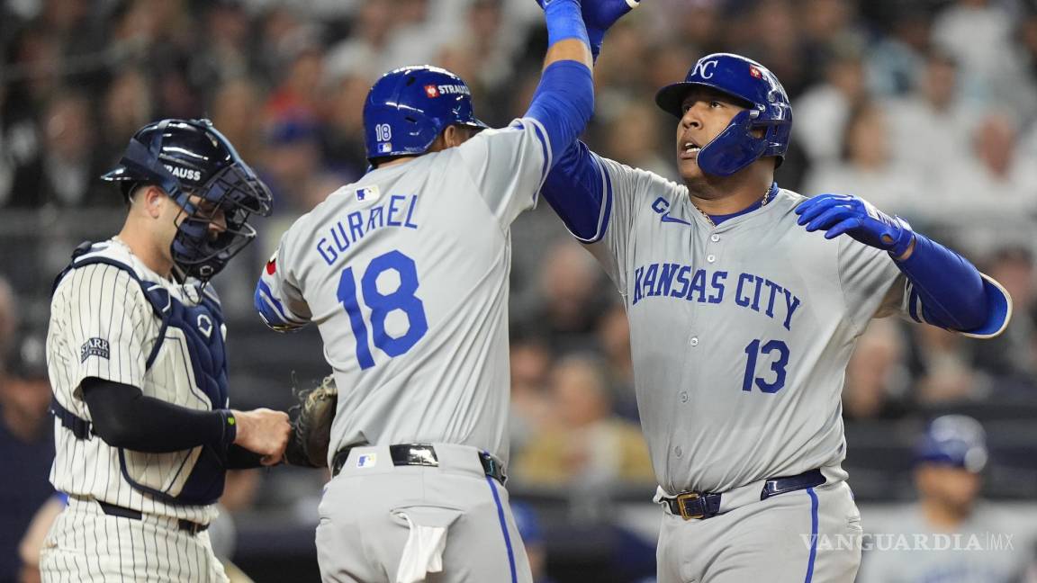 Royals de Kansas City silencian el Yankee Stadium con rally explosivo y empatan la Serie Divisional