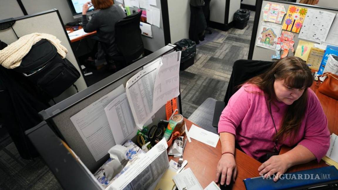 $!Una trabajadora atienden llamadas en un centro de detección de llamadas de admisión para la oficina de Servicios para Niños en el Condado de Allegheny.