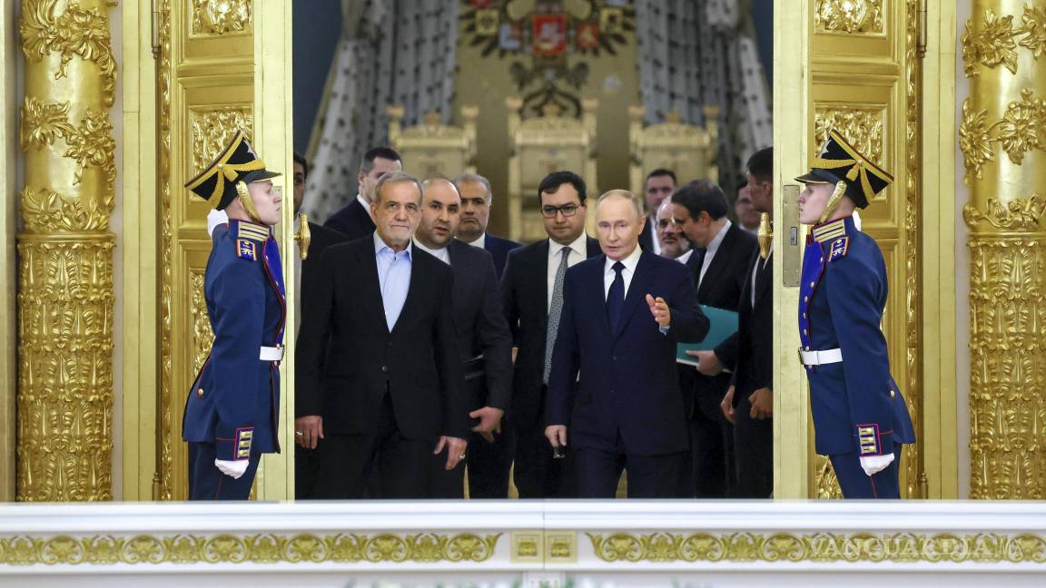 $!El presidente iraní Masoud Pezeshkian,y el presidente ruso Vladimir Putin llegan a una ceremonia de firma tras las conversaciones en el Kremlin en Moscú, Rusia.