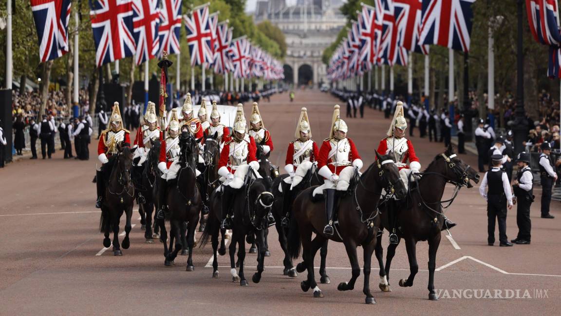$!Miembros de la Caballería de la Casa de los Guardias de la Vida recorren The Mall antes de la procesión para llevar el cuerpo de la Reina Isabel II a Westminster Hall.