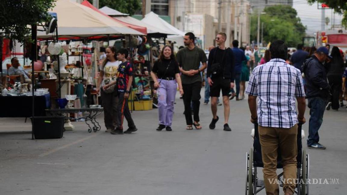 $!Las plazas y calles se ven abarrotadas de turistas.