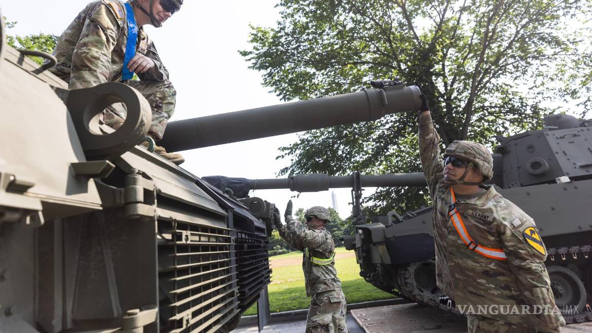 $!El centro de la capital se convirtió en algo más parecido a una base militar entre los carros de combate, algunos de los monumentos más emblemáticos de la Explanada Nacional.