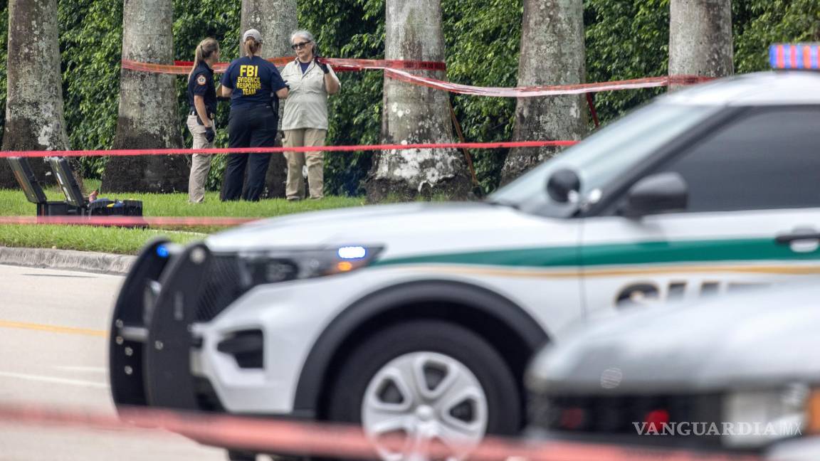 $!Oficiales del FBI revisan el costado del Trump International Golf Club en West Palm Beach, Florida.