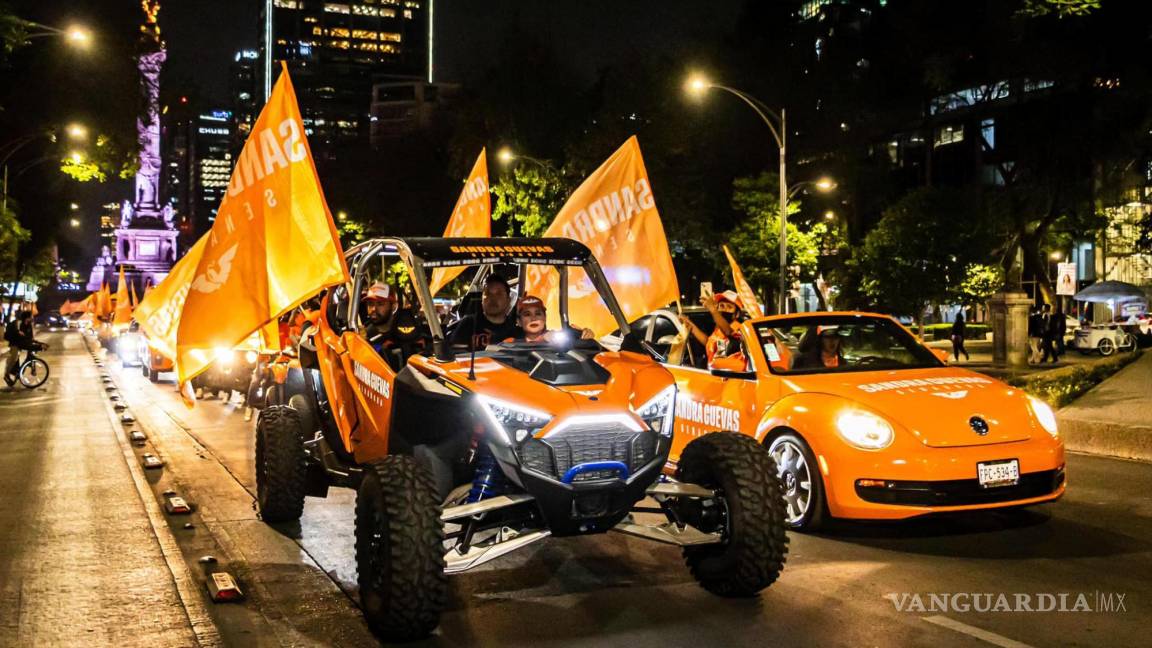 ¡En su RZR fosfo! Sandra Cuevas ‘quema llanta’ en explanada de la alcaldía Cuauhtémoc