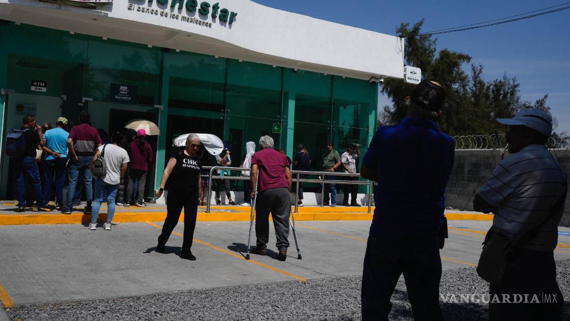$!La gente hace fila afuera de una sucursal del “Banco Bienestar” o Banco de Bienestar, en Irapuato, México.