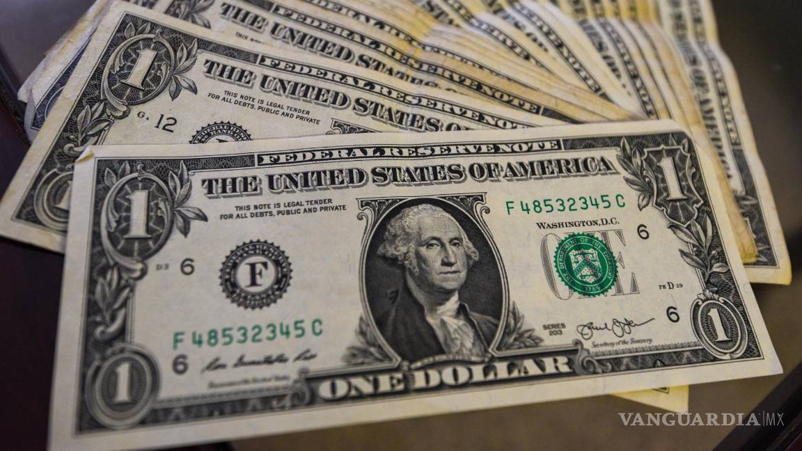 $!El dólar al menudeo había superardo la barrera de los 21 pesos, sin embargo, ayer cerró en el límite de los 20.99.