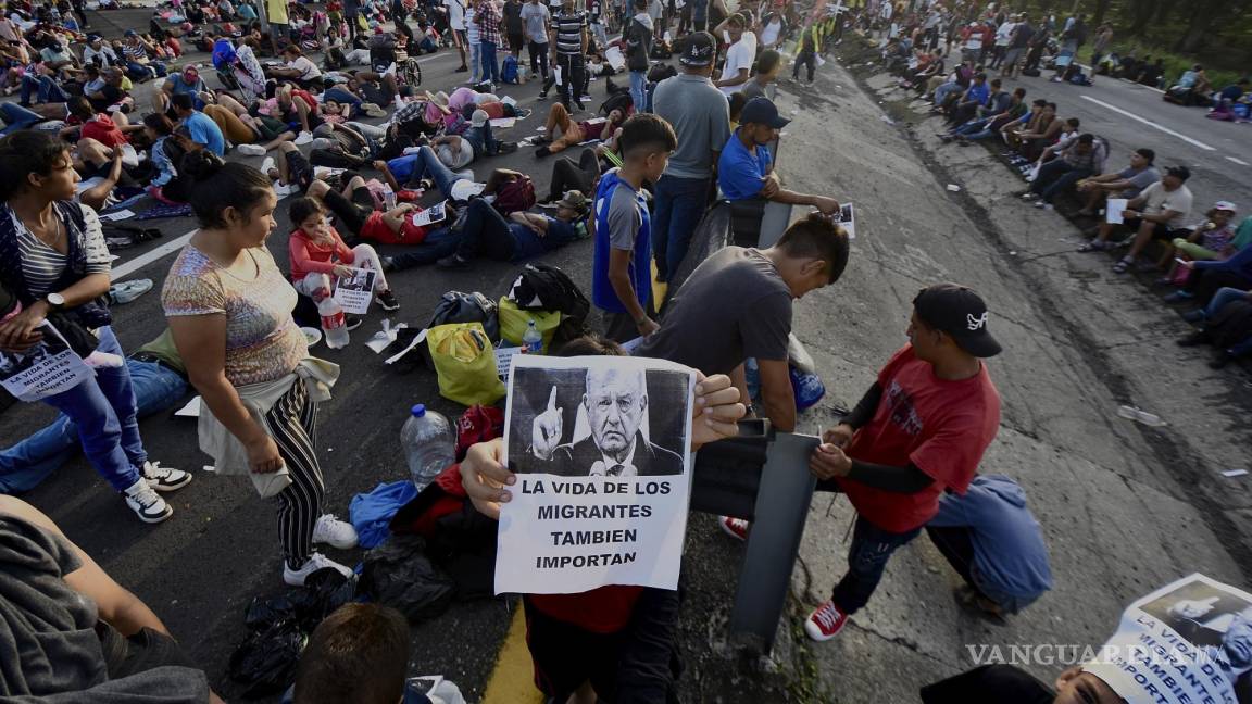 Bloquea caravana de migrantes principal aduana del sur de México; exigen libre tránsito