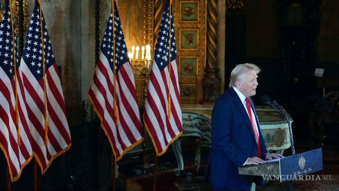 $!El candidato presidencial republicano, el expresidente Donald Trump, habla con periodistas en su propiedad de Mar-a-Lago en Palm Beach, Florida.