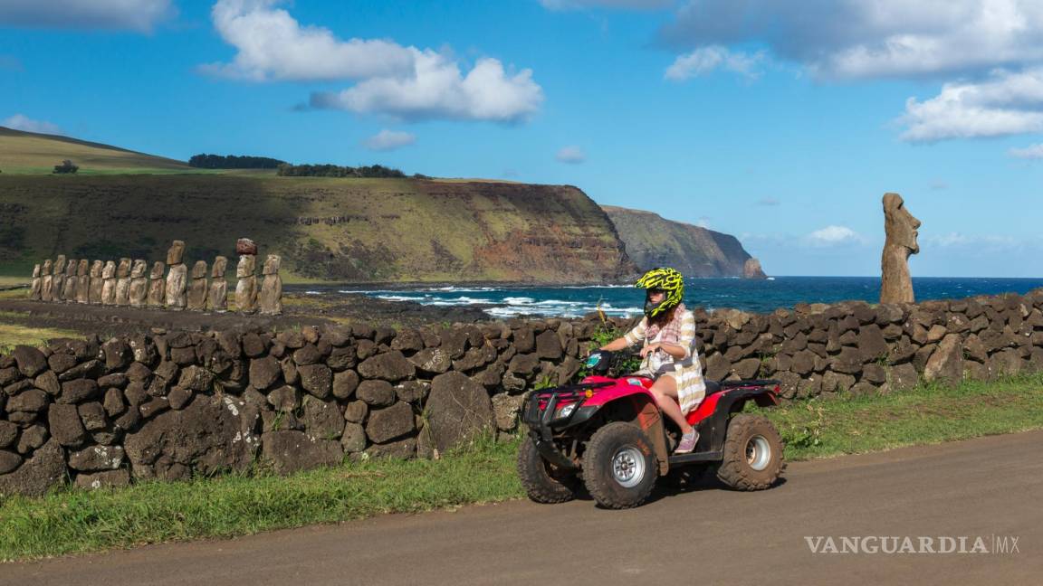 $!Turista con 'moáis' al fondo, en Rapa Nui.