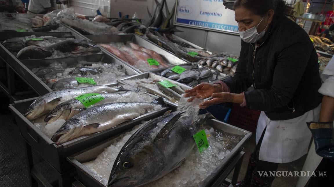 $!Vendedores de pescado ofrecen sus productos en el mercado de pescados y mariscos La Viga, en Ciudad de México.