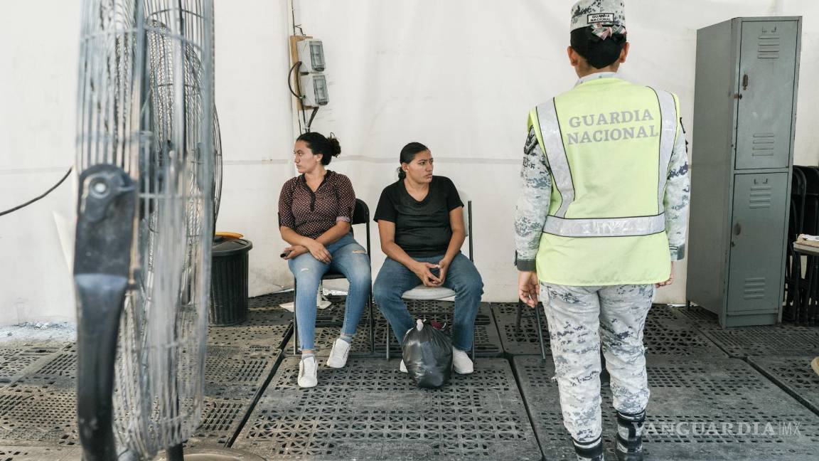 $!Migrantes hondureños detenidos por funcionarios de migración y la Guardia Nacional Mexicana en un puesto de control cerca de Villahermosa, Tamaulipas.