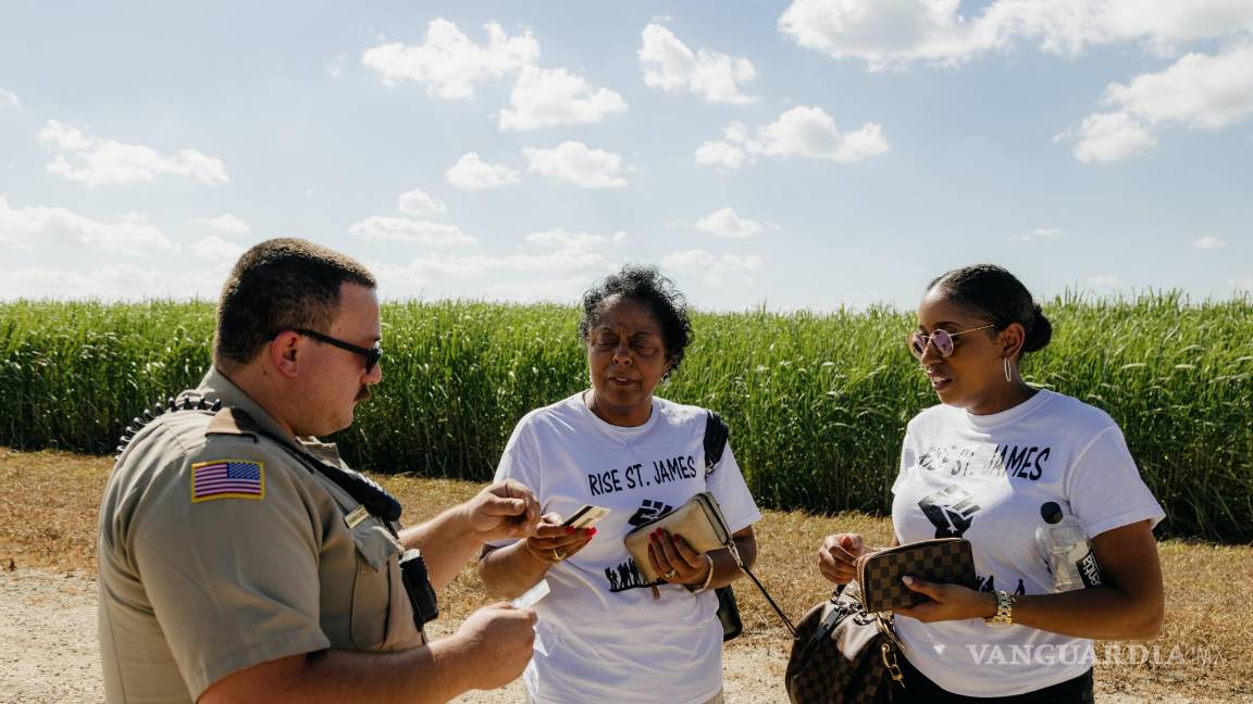 $!Sharon Lavigne, centro, y su hija, Shamyra Lavigne, hablan con un sheriff durante un enfrentamiento en Welcome, Luisiana.