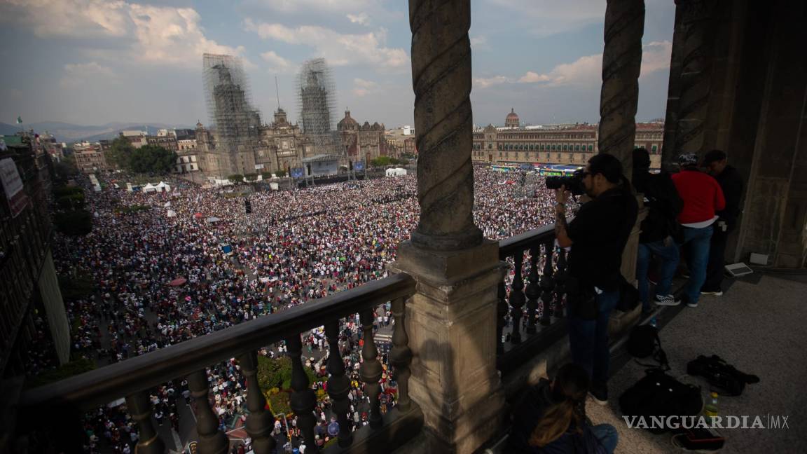 $!MEX1190. CIUDAD DE MEXICO (MÉXICO), 27/11/2022.- Miles de ciudadanos asisten al cuarto informe de Gobierno del presidente de México, Andrés Manuel López Obrador, hoy en el Zócalo de la Ciudad de México (México). El presidente de México, Andrés Manuel López Obrador, caminó durante más de cinco horas entre centenares de miles de personas que acudieron este domingo que acudieron a mostrarle su apoyo y a escuchar su informe al cumplir cuatro años en el gobierno. Amor con amor se paga, dijo al iniciar su discurso. EFE/ Isaac Esquivel