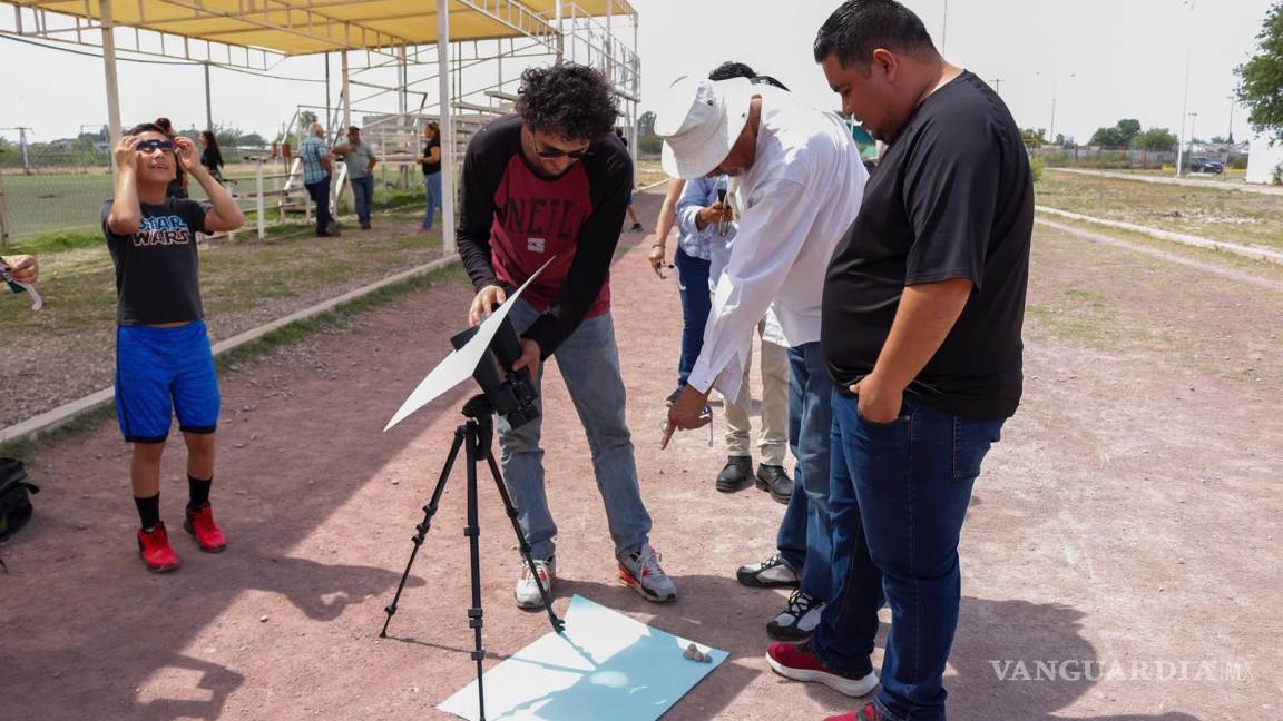 Centenares de personas aprecian eclipse solar en Nueva Rosita, San Juan de Sabinas