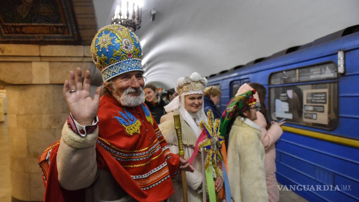 $!Personas del colectivo 'Kyivska Kolyada' cantan villancicos y recaudan dinero para el ejército ucraniano en la estación de metro Zoloti Vorota en Kyiv, Ucrania, el 25 de diciembre de 2022. EFE/EPA/OLEG PETRASYUK