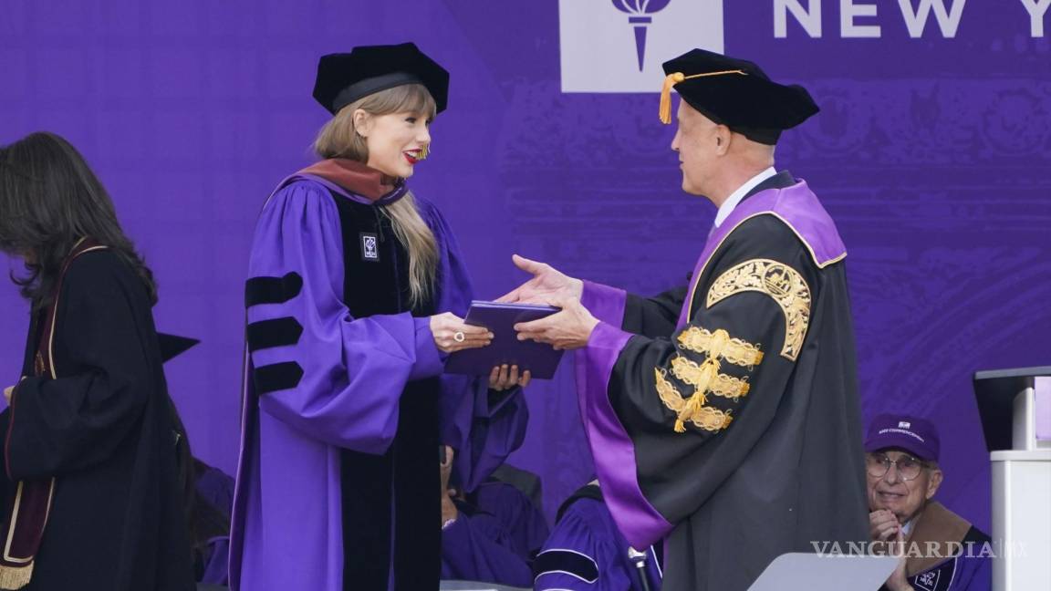 $!Taylor Swift recibe un doctorado honorario durante la ceremonia de graduación de la Universidad de Nueva York en el Yankee Stadium.