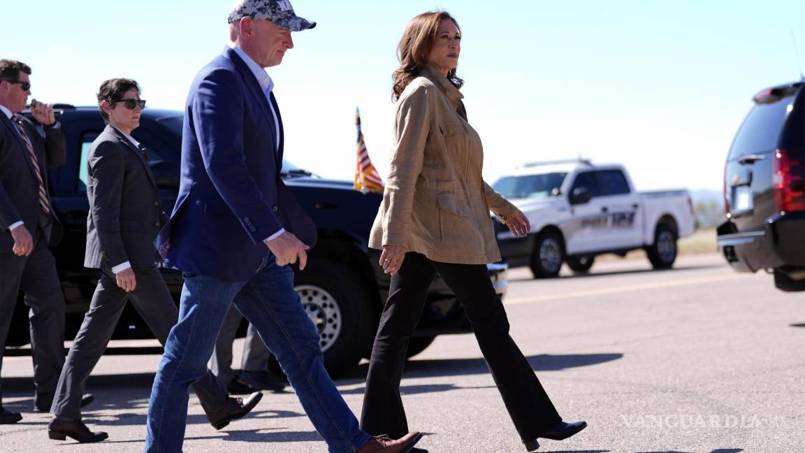 $!La candidata presidencial demócrata Kamala Harris, con el senador Mark Kelly, demócrata por Arizona caminan después de llegar a Douglas, Arizona