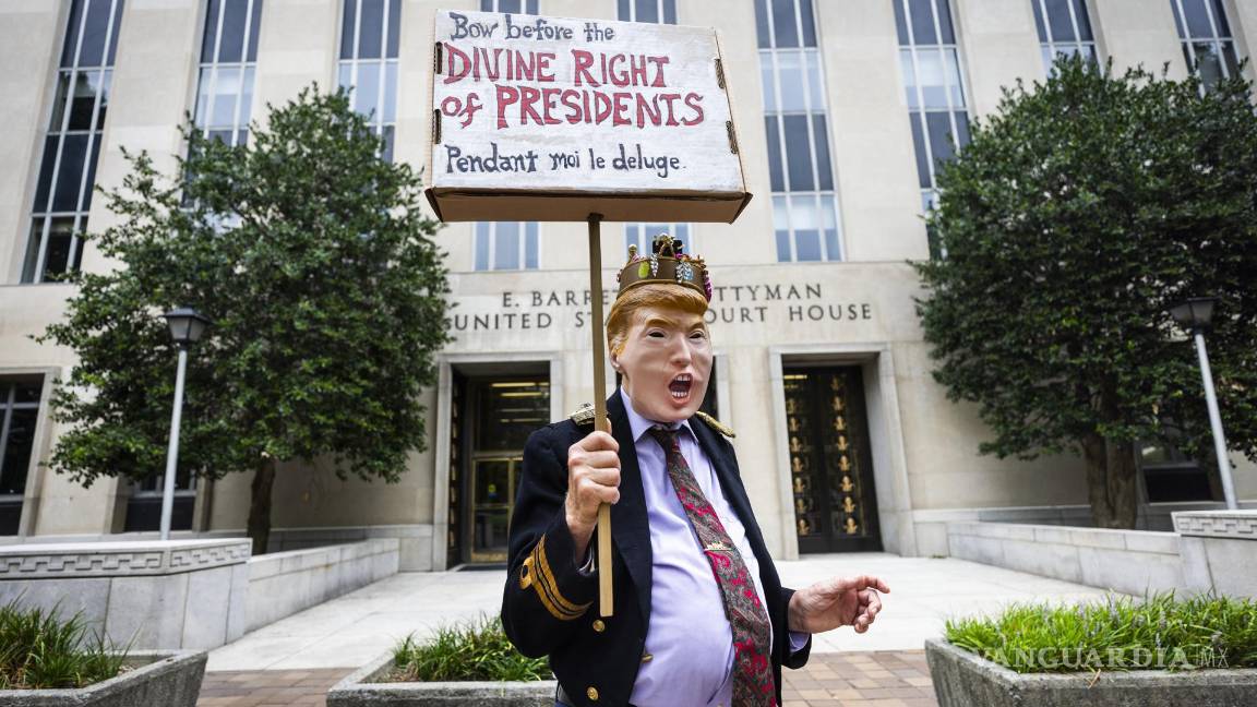 $!Un manifestante espera a que Todd Blanche y John Lauro, abogados de Donald Trump, regresen al tribunal federal de DC en Washington.