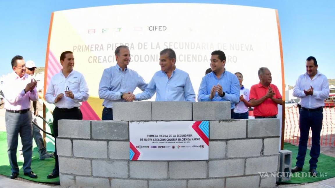 Ponen primera piedra de nueva secundaria al sur de Saltillo; construirán cinco planteles más en Coahuila
