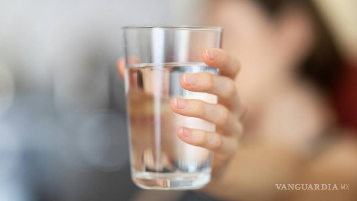 ¿Tomar agua simple realmente es hidratante? Te lo decimos