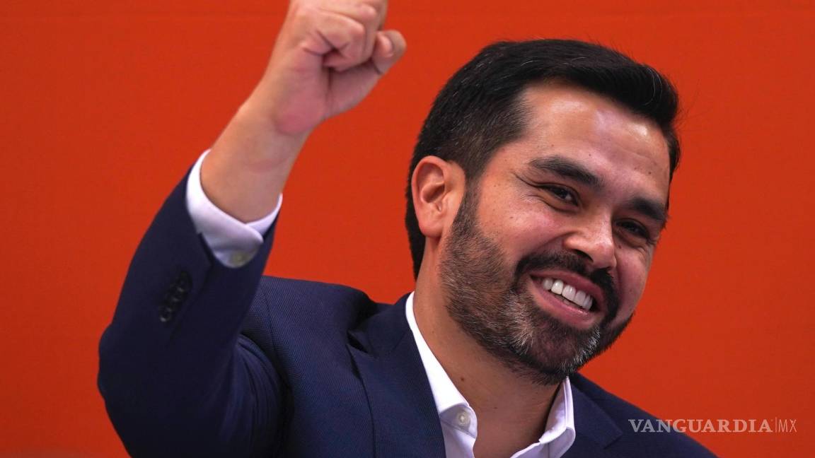 $!Jorge Álvarez Máynez saluda a sus seguidores tras ser nominado como candidato presidencial del partido Movimiento Ciudadano para las elecciones del 2 de junio.