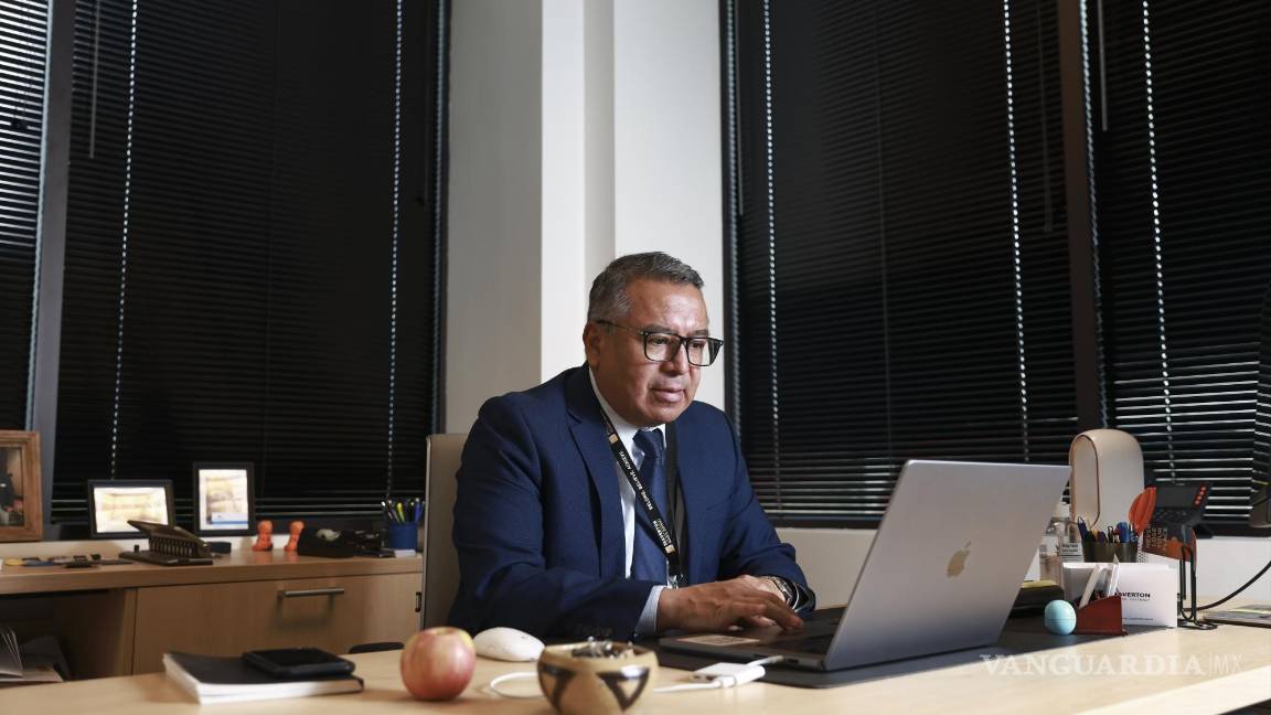 $!Gustavo Balderas, superintendente del Distrito Escolar de Beaverton, trabaja en su oficina en la oficina administrativa del distrito en Beaverton, Oregón.