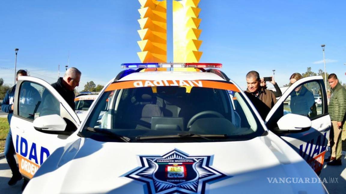 Miguel Riquelme y Román Cepeda entregan patrullas a Tránsito y Vialidad de Torreón