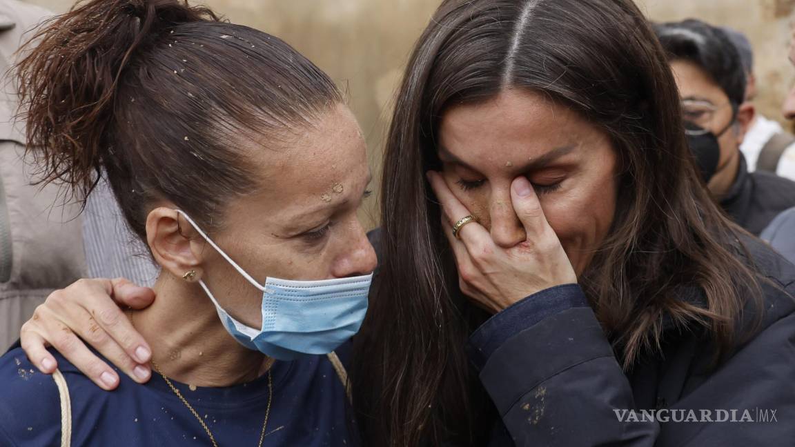 $!La reina Letizia, emocionada durante su visita a Paiporta; también se paró con varias personas mientras seguían los gritos.