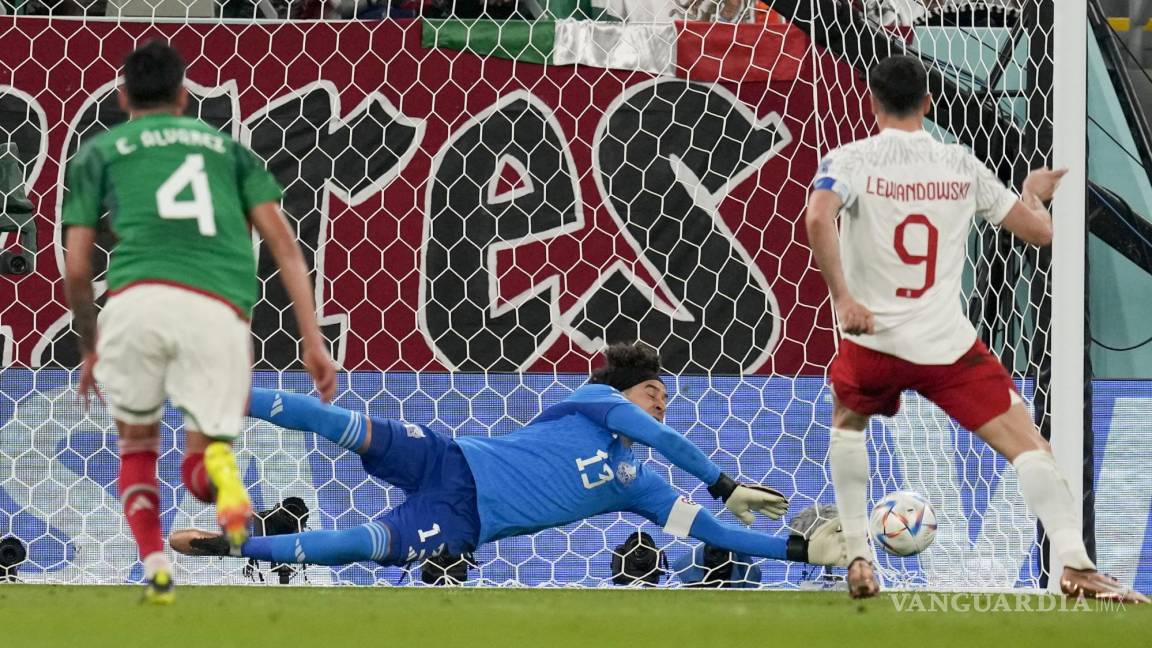 Otra vez brilla Memo Ochoa: cardiaco empate con Polonia, la mala, Argentina cae y se juega la vida ante México