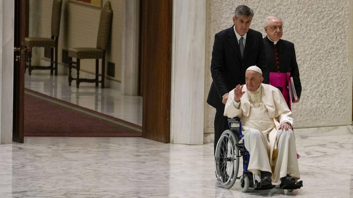 $!El Papa Francisco llega en silla de ruedas para asistir a una audiencia con monjas y superiores religiosos en el Aula Pablo VI del Vaticano.
