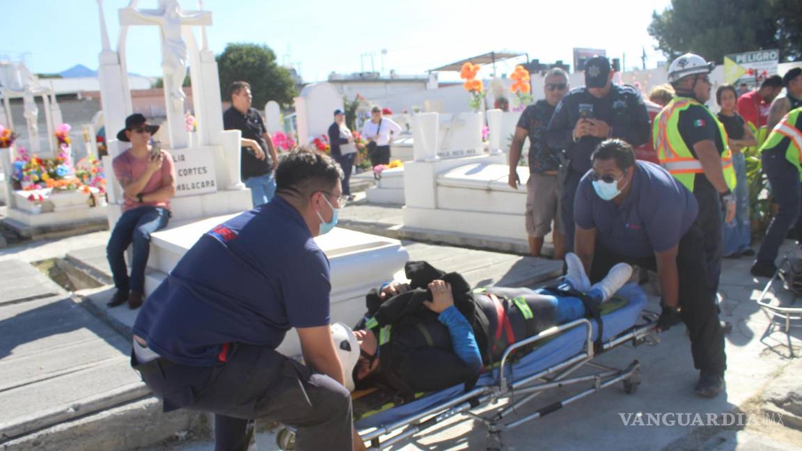 $!El equipo de rescate, liderado por el teniente Exiquio De la Rosa, estabilizó a Miriam Janeth N. antes de proceder a su extracción.