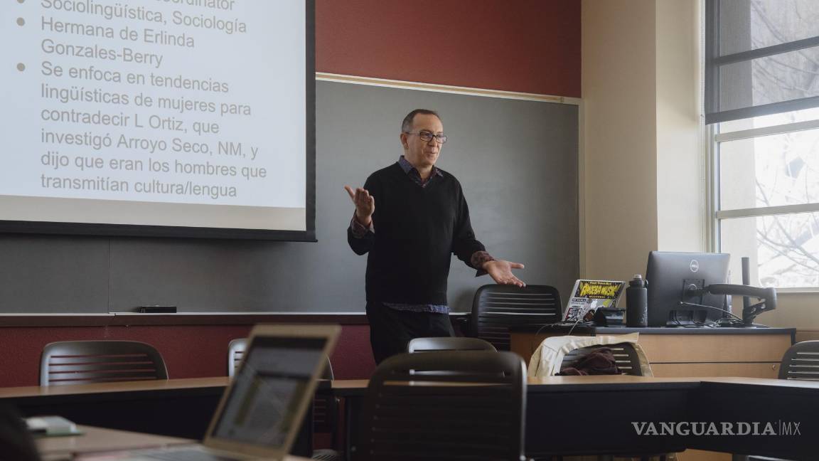$!Damián Vergara Wilson, académico de la Universidad de Nuevo México, dando una conferencia a su clase sobre el español del suroeste, en Albuquerque