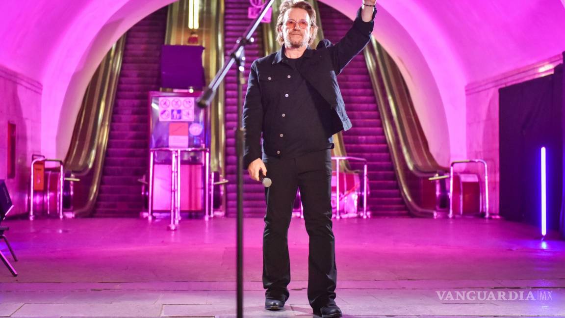 Bono se solidariza con Ucrania y canta “Stand By Me” en el metro de Kiev