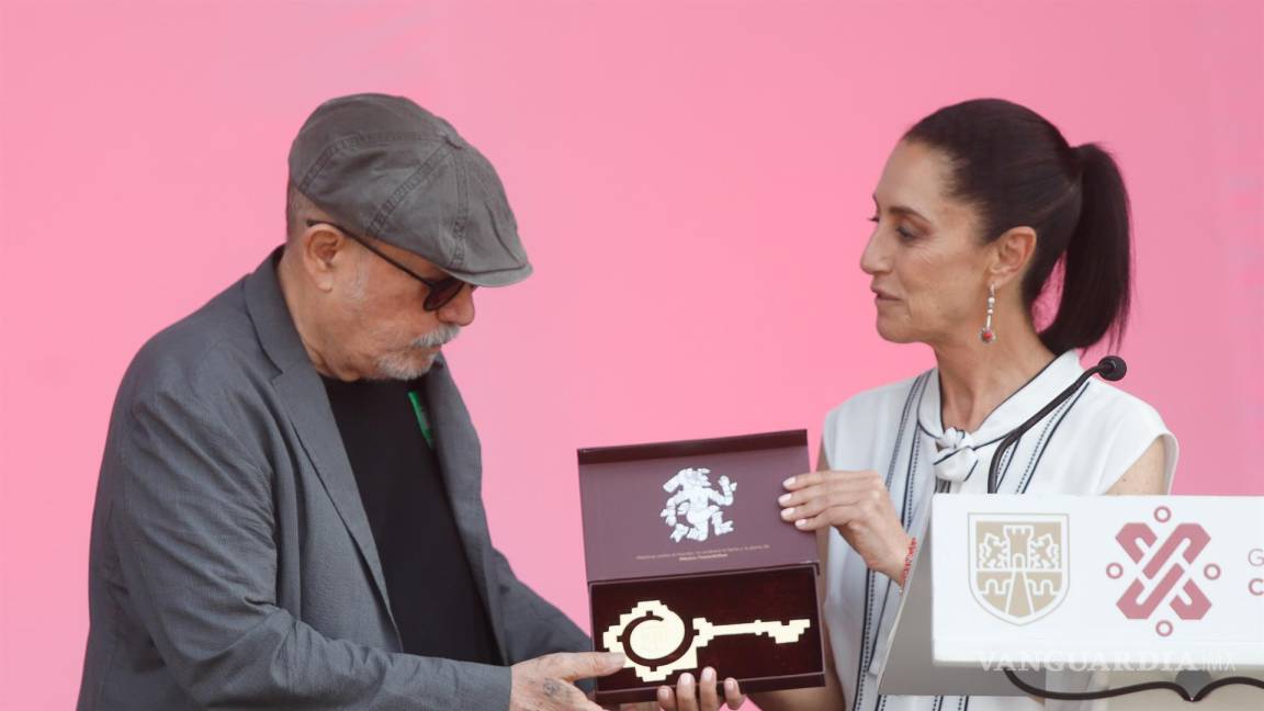 $!La Jefa de Gobierno de la Ciudad de México, Claudia Sheinbaum (d), entrega las llaves de huésped distinguido a Silvio Rodríguez (i) en la Ciudad de México.