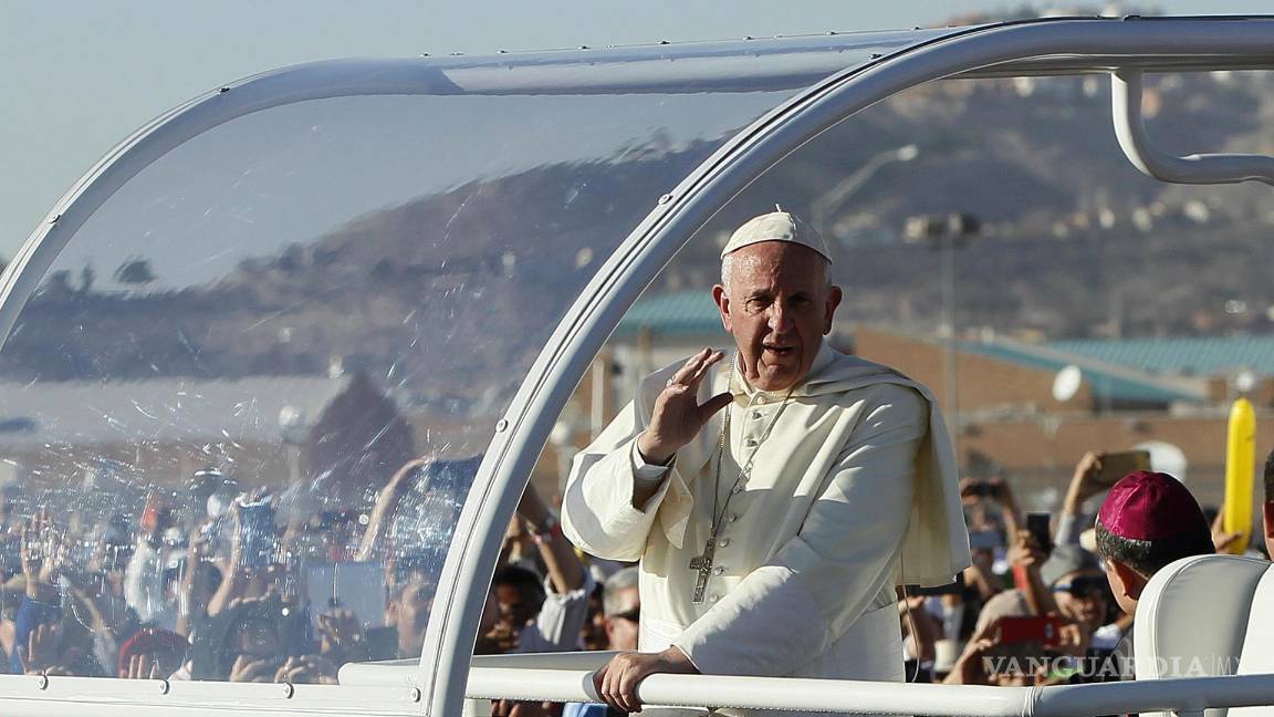 $!Fotografía del 17 de febrero de 2016, del papa Francisco saludando a feligreses a su llegada para una misa en Ciudad Juárez estado de Chihuahua (México).