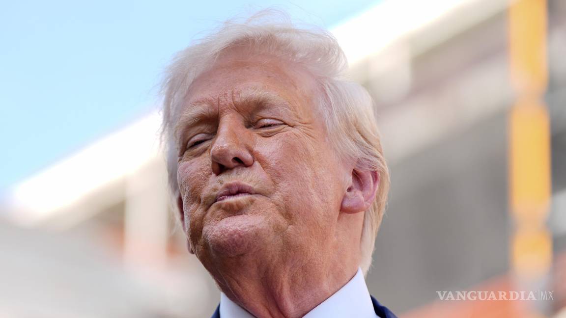 El nombre de Trump está en la lista de colaboradores del libro de cumpleaños de Epstein