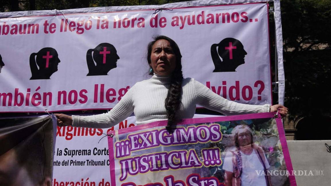 $!Madres de víctimas de feminicidios exigieron justicia y Sentencias Irrevocables para los asesinos de sus hijas afuera de la Suprema Corte de Justicia de la Nación.
