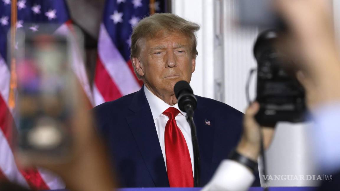 $!El expresidente de los Estados Unidos, Donald J. Trump, habla afuera del Trump National Golf Club, en Bedminster, Nueva Jersey.