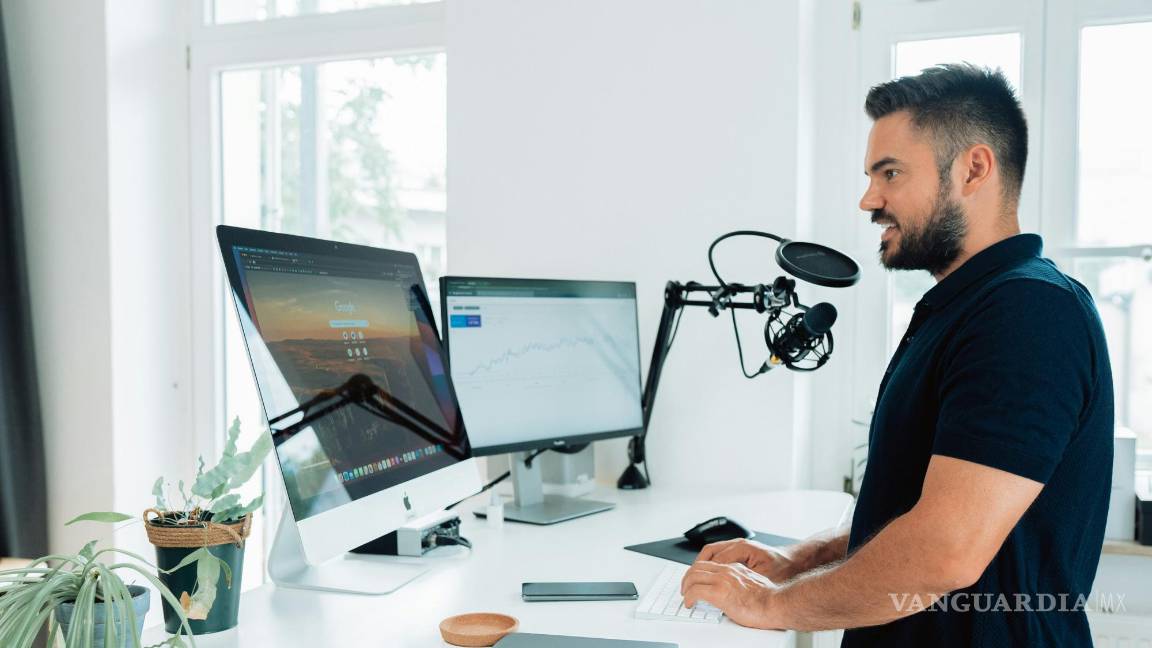 $!Hombre joven durante la grabación de un pódcast.