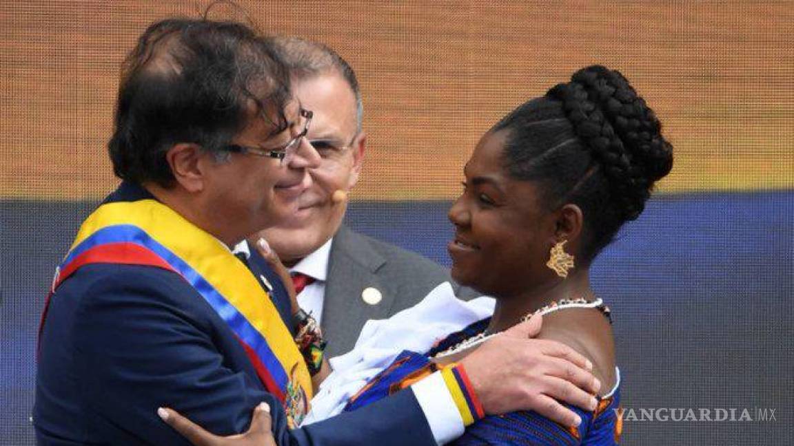 $!Recibió la banda presidencial y tomó juramento a la ambientalista Francia Márquez como la primera vicepresidenta afro de Colombia