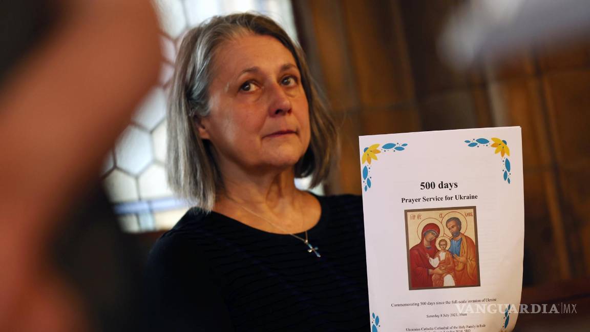 $!Una mujer ucraniana asiste a un servicio religioso para conmemorar los quinientos días de conflicto en Ucrania en en Londres, Gran Bretaña.