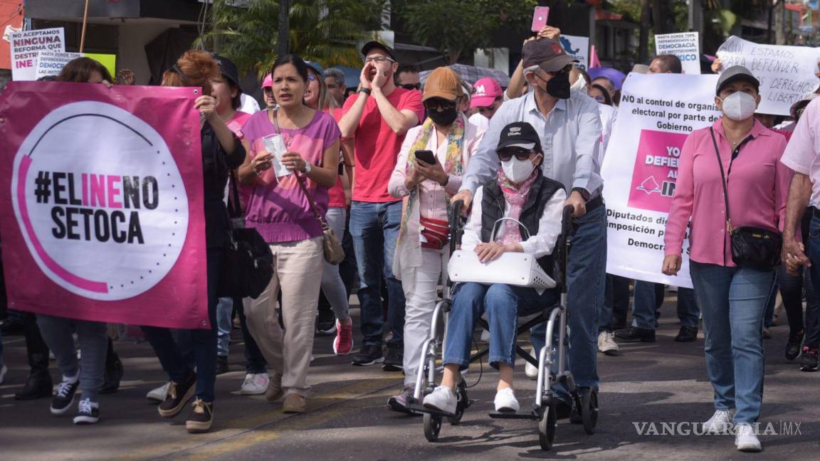 $!En Xalapa miles de ciudadanos se movilizaron para protestar en contra de la reforma electoral impulsada por Andrés Manuel López Obrador.