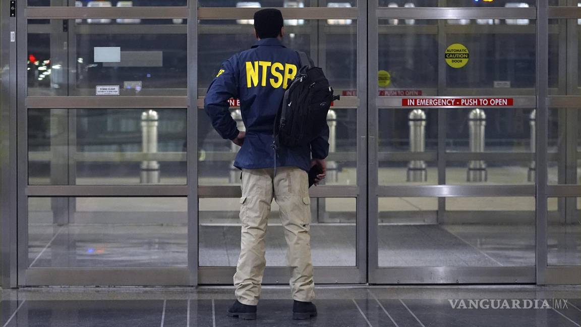 $!Un miembro de la NTSB se encuentra junto a una puerta en el Aeropuerto Nacional Ronald Reagan de Washington.