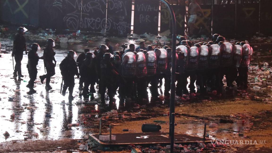 $!Integrantes de la Policía Argentina forman una barrera durante los disturbios tras las celebraciones por el triunfo de la selección en Qatar 2022 en Buenos Aires.