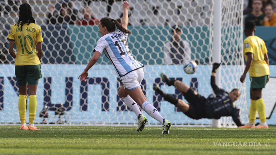 Copa Mundial: con dos goles en cinco minutos, Argentina se salva de la derrota y empata con Sudáfrica