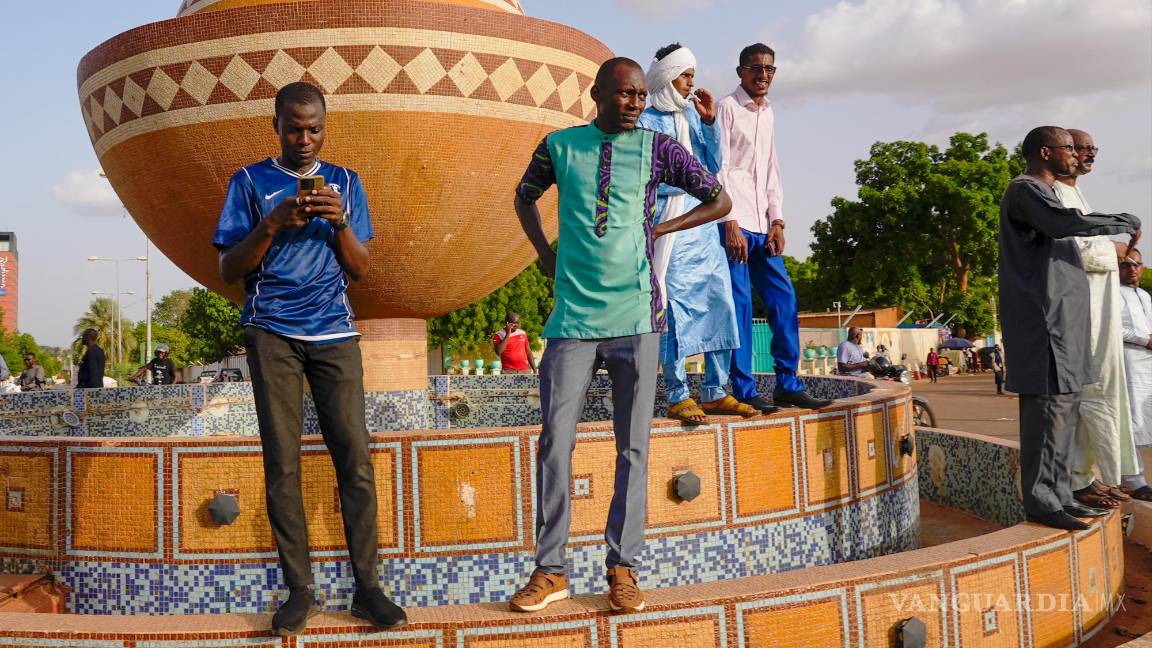 $!Partidarios del presidente de Níger, Mohamed Bazoum, se reúnen en muestra de apoyo.