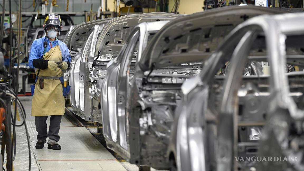 $!Un trabajador ensambla vehículos en la planta de ensamblaje de automóviles Toyota Tsutsumi en Toyota, cerca de Nagoya, en el centro de Japón.
