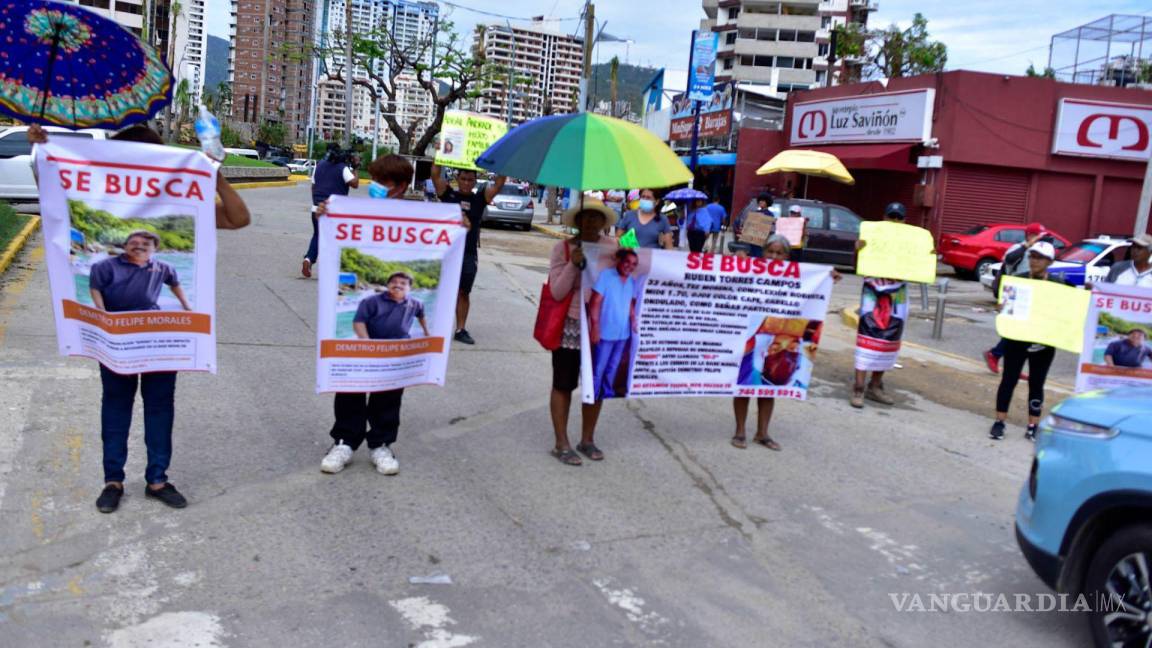 ‘No nos hacen caso’; reciben damnificados a AMLO con protesta en Acapulco